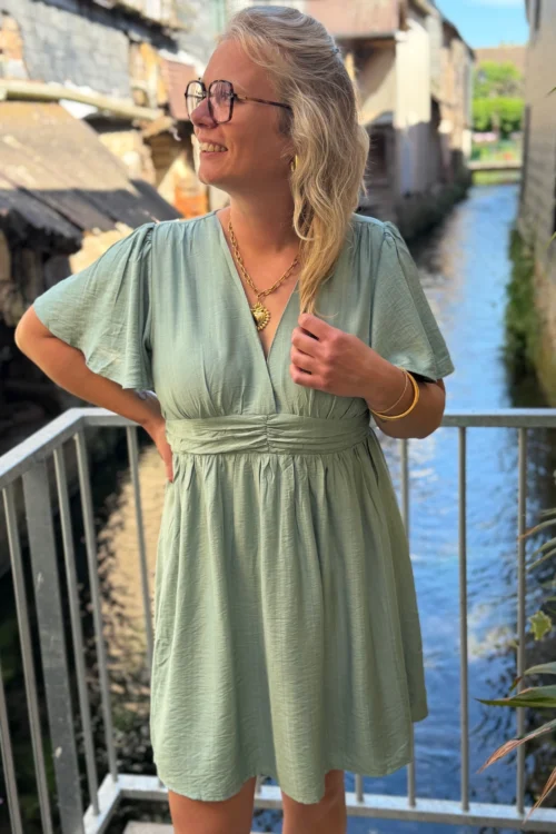 -robe-vert-sauge-grande-taille-courte Robe vert sauge grande taille courte col V | Dream By C