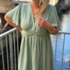 Robe vert sauge grande taille courte col V | Dream By C