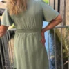 Robe vert sauge grande taille courte col V | Dream By C