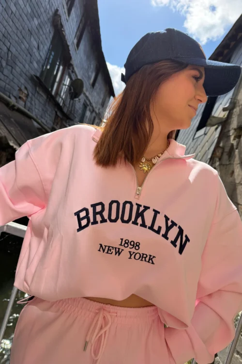 sweat-zippe-femme-brode-brooklyn-rose-pale- Sweat zippé femme brodé Brooklyn rose pâle | Dream By C