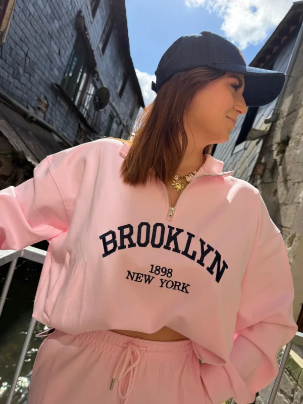Sweat zippé femme brodé Brooklyn rose pâle | Dream By C