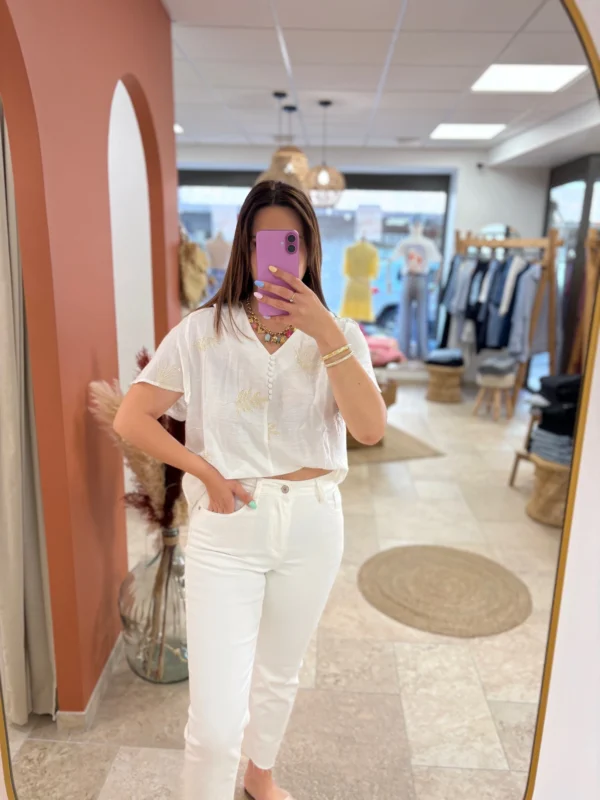 top-broderie-femme-grande-taille-blanc-col-v-boutons- Top broderie femme grande taille blanc col V boutons | Dream By C