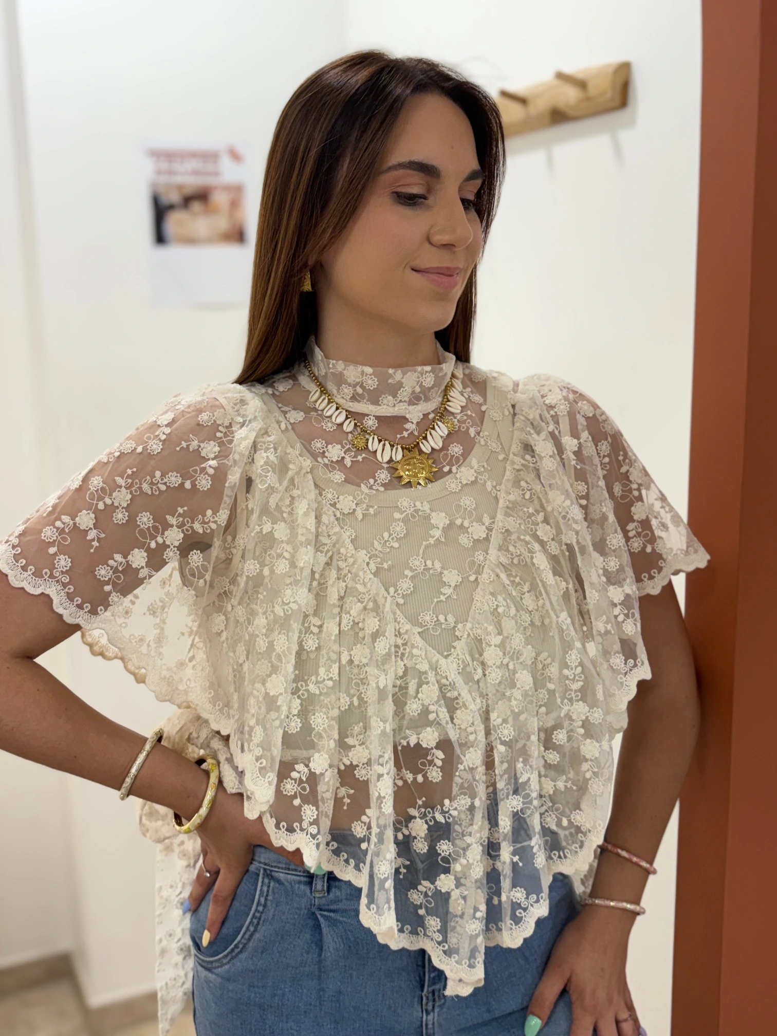 Haut en dentelle beige tendance
