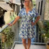 Robe fleurie grande taille col V courte | Dream By C