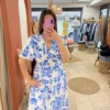 -robe-longue-blanche-fleurie-bleue-grande-taille-bandeau- Robe longue blanche fleurie grande taille bleue | Dream By C