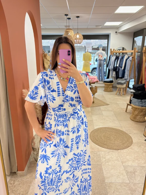 -robe-longue-blanche-fleurie-bleue-grande-taille-bandeau- Robe longue blanche fleurie grande taille bleue | Dream By C