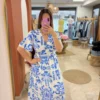-robe-longue-blanche-fleurie-bleue-grande-taille-bandeau Robe longue blanche fleurie grande taille bleue | Dream By C