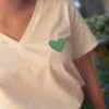 T-shirt col V cœur brodé femme | Dream By C