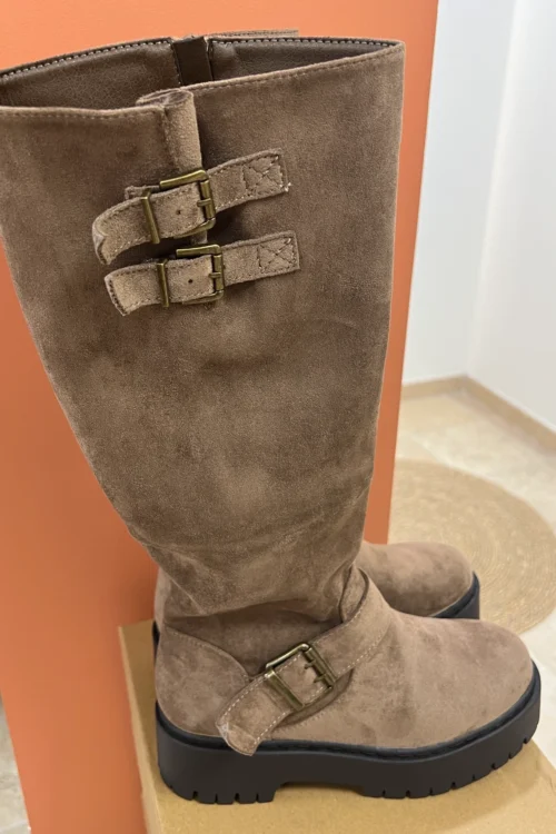 -bottes-taupe-boucles-carrees Bottes Daim Boucles Taupe – Semelle Crantée | Dream By C