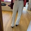 Jean wide écru à rayures noires et chocolat, coupe large, 5 poches. Du 34 au 42. Découvrez-le chez Dream By C. Livraison Rapide !