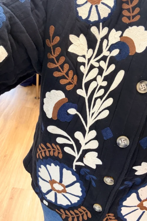 Veste Matelassée Noire à Broderies | Dream By C