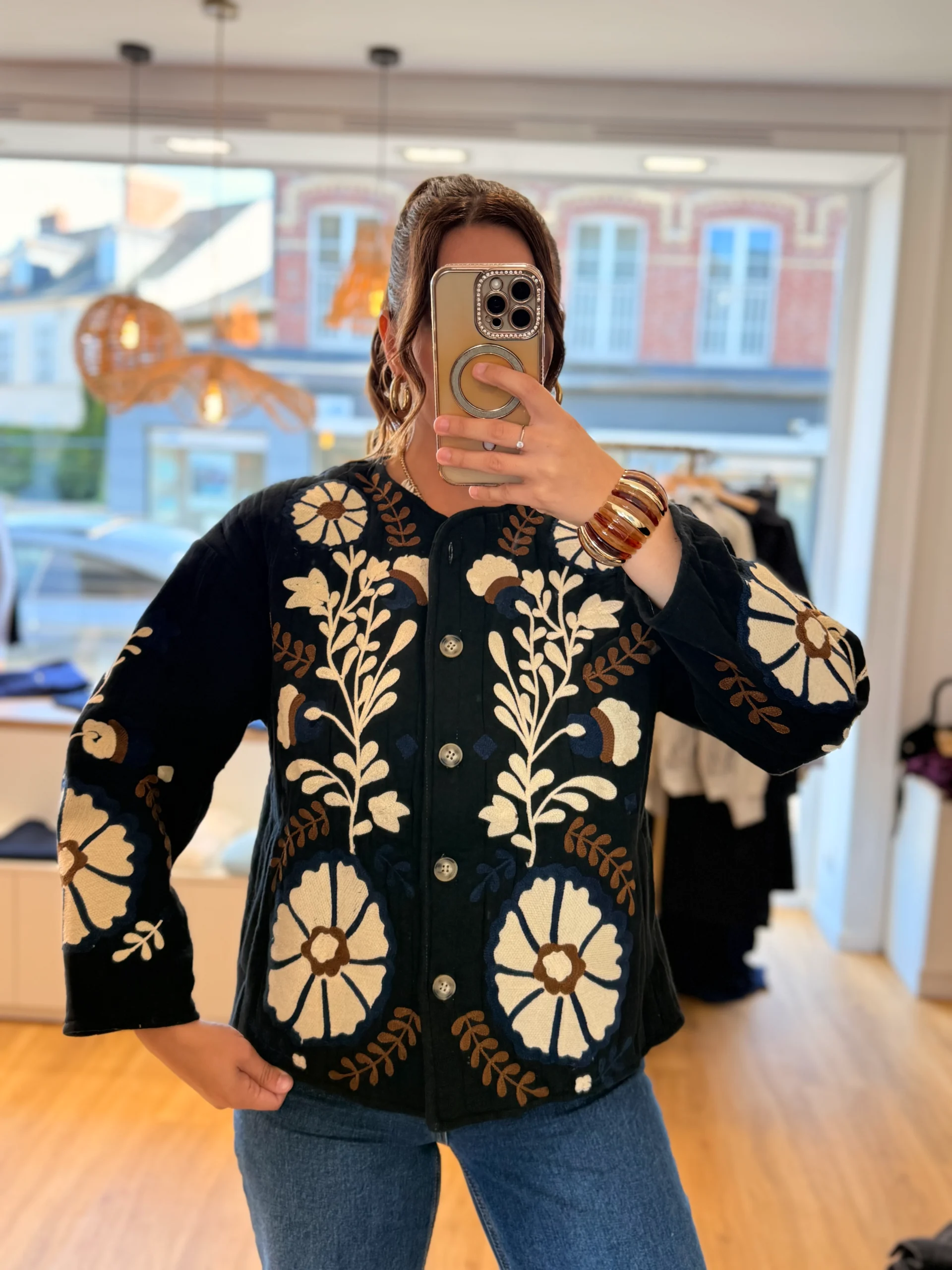Veste matelassée noire à broderies
