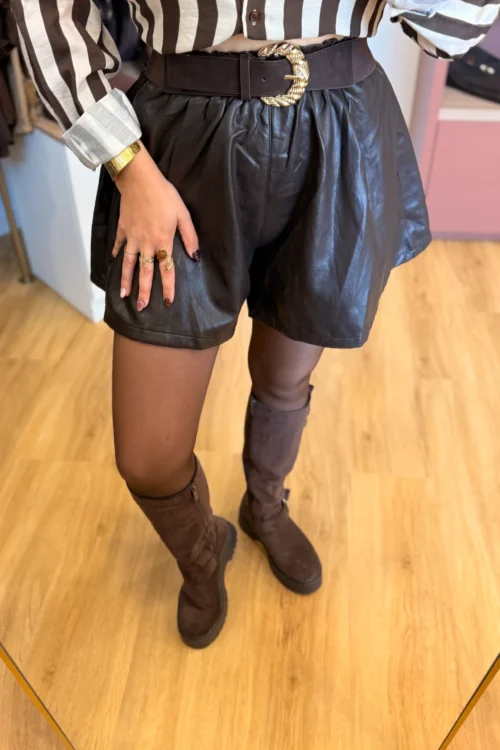 short-effet-cuir-femme-chocolat- Short effet cuir femme chocolat, coupe ample | Dream By C